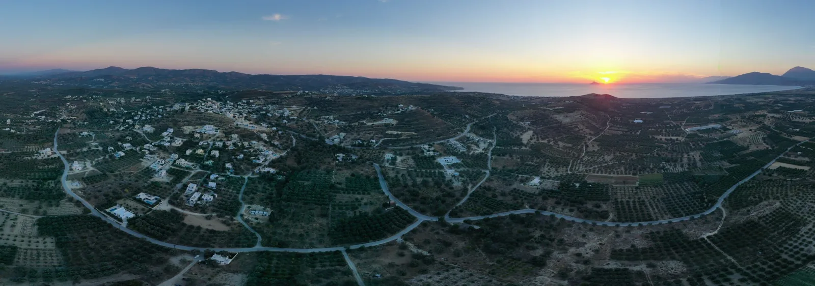 Το Καμηλάρι και η Μεσσαρά στο ηλιοβασίλεμα